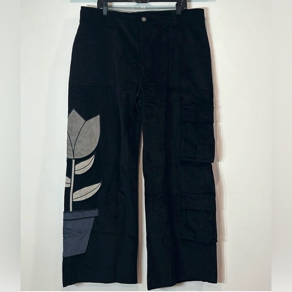New Delia’s 2x corduroy pants with flower detail